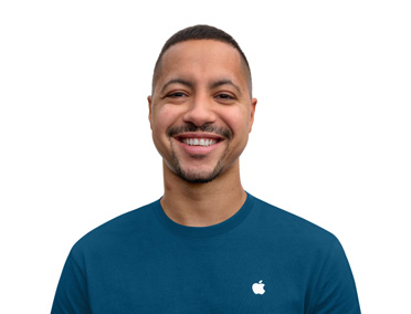 Spécialiste Apple affichant un sourire invitant