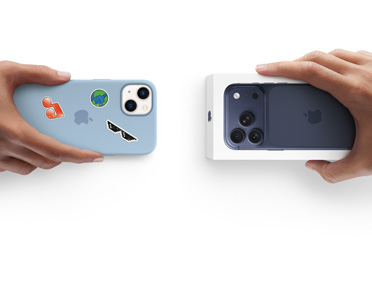 Dos manos intercambian un iPhone 13 con carcasa de silicona y stickers en la parte trasera por un nuevo iPhone 17 Pro en su caja.