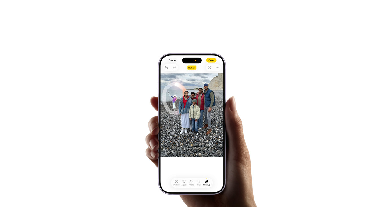 En hand som håller i en iPhone 17 och demonstrerar Apple Intelligence-funktionen Liveöversättning
