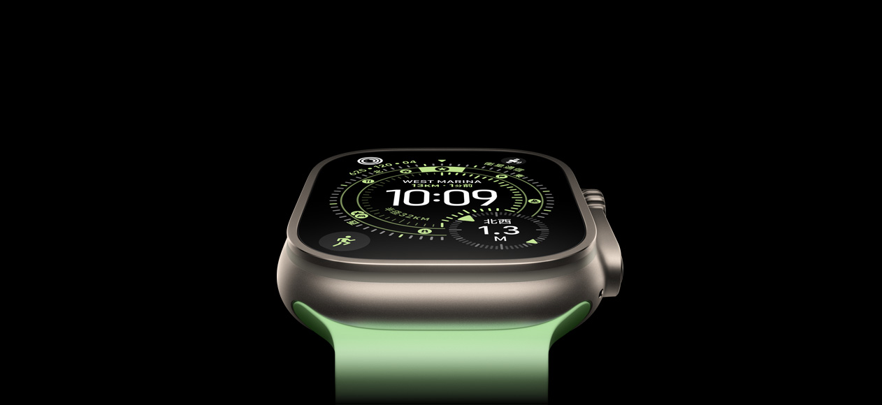 ナチュラルチタニウムケースのApple Watch Ultra 3。オリエンテーリングの文字盤にコンパスが表示されていて、ネオングリーンのオーシャンバンドが取りつけられている
