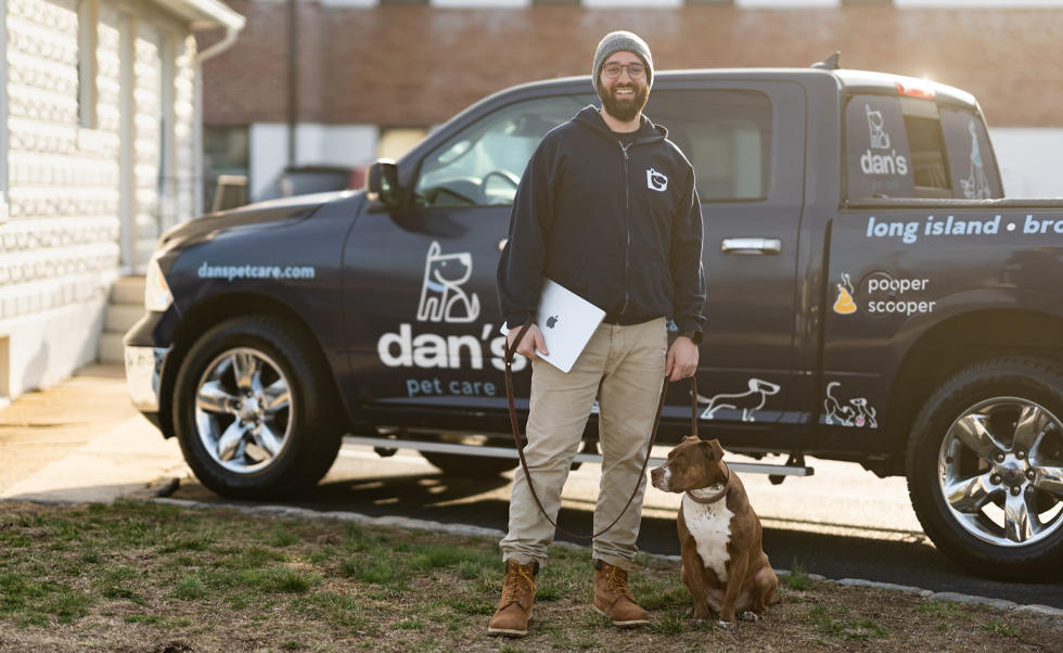 CEOのDan Reitman氏が一人で始めた犬の散歩サービスは、現在80人のスタッフを抱えるまでに成長しています。