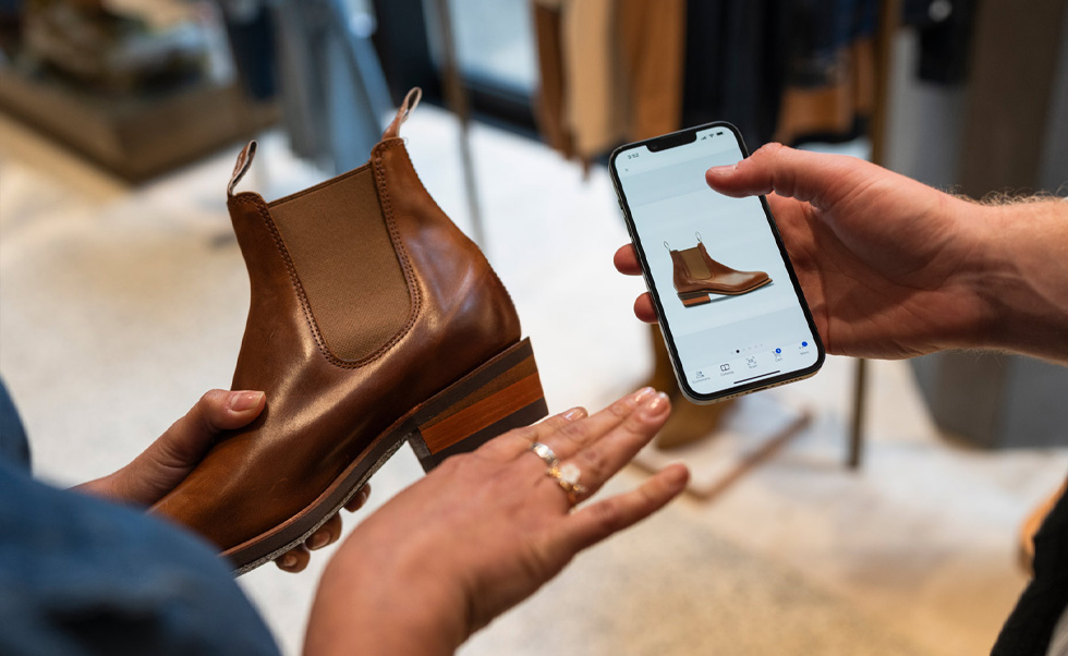 Een medewerker zoekt voorraad op in de iOS-app NewStore.