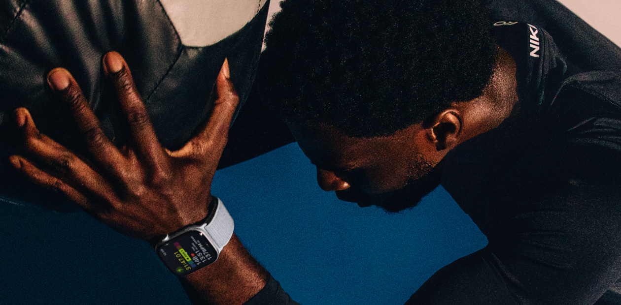 Un homme faisant de l’exercice avec une Apple Watch.