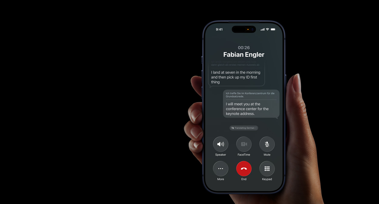 Ένα χέρι κρατά το iPhone 17 Pro, επιδεικνύοντας τη λειτουργία Ζωντανής Μετάφρασης του Apple Intelligence κατά τη διάρκεια μιας τηλεφωνικής κλήσης