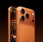 iPhone 17 i färgen lavendel, sedd framifrån, sedd snett bakifrån, Fusion-dubbelkamerasystem längst upp till vänster, kamerareglage, heltäckande skärm på framsidan, snabbknapp, volymknappar och sidoknapp