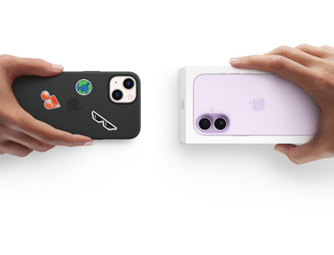 Sida vid sida, hand som håller en iPhone 13 i ett silikonskal med klistermärken på baksidan, inbyte med hand som håller en ny iPhone-förpackning till iPhone 17